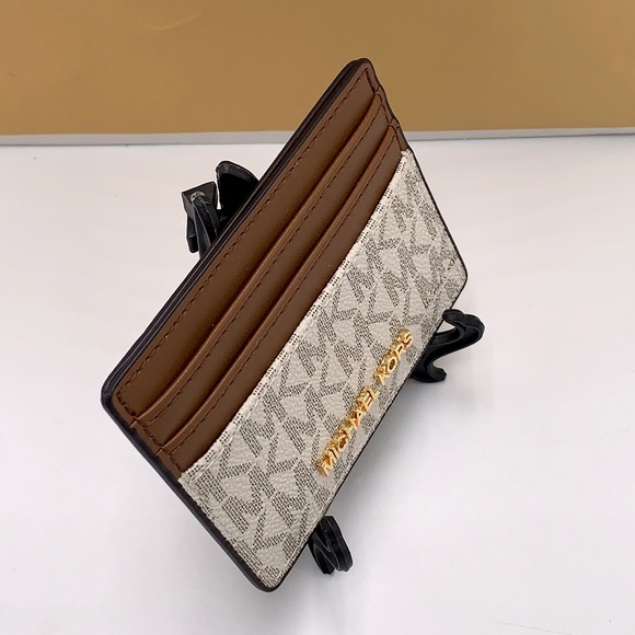 MICHAEL KORS
Leather Large Card Holder Case Wallet
vanilla signature color - Picture 3 of 8